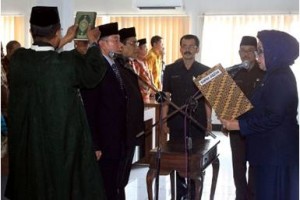 Bupati Kuningan saat melantik anggota Dewas PD BPR Kuningan.